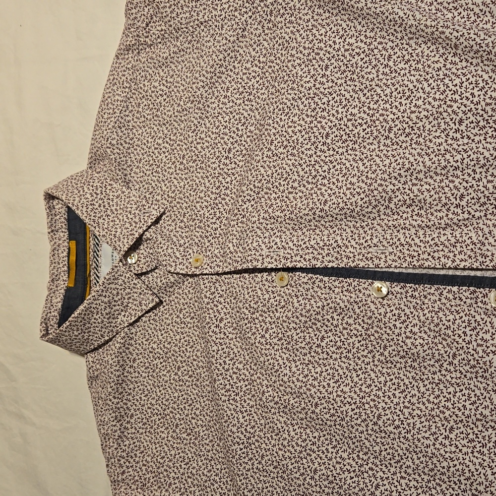 Men's short sleeve shirt. In excellent condition. Casual but very stylish.